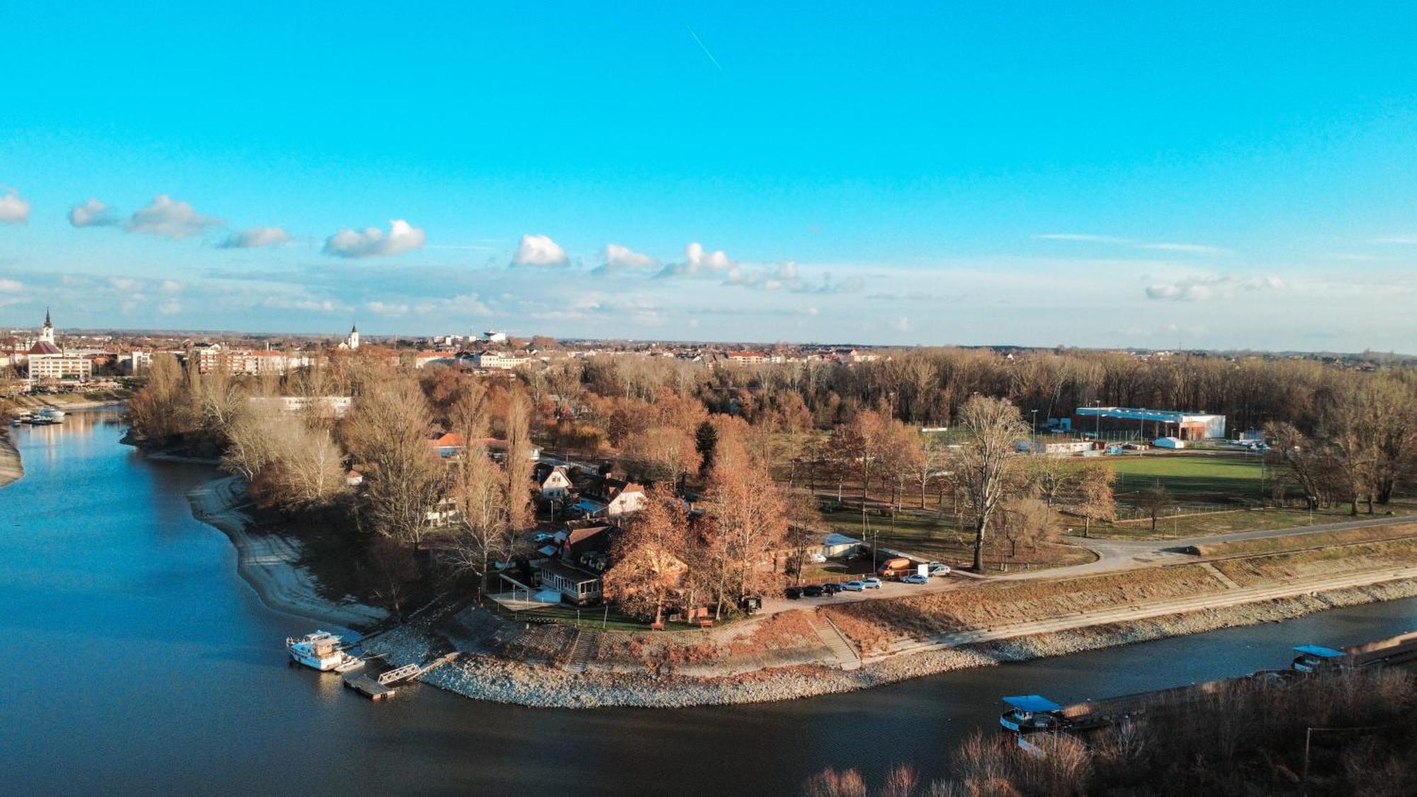 Sobri Halaszcsarda Es Panzio Бая Экстерьер фото