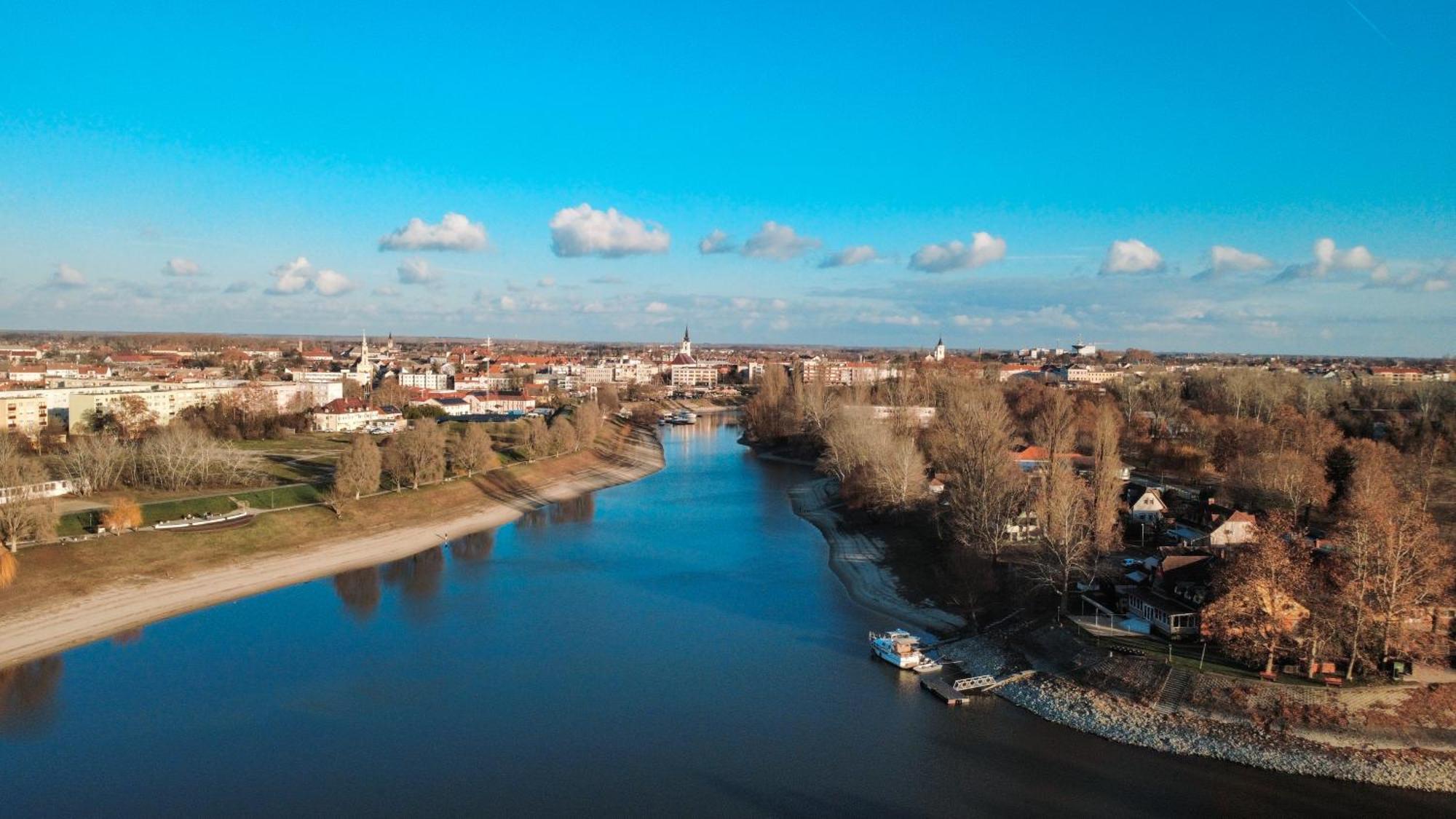 Sobri Halaszcsarda Es Panzio Бая Экстерьер фото