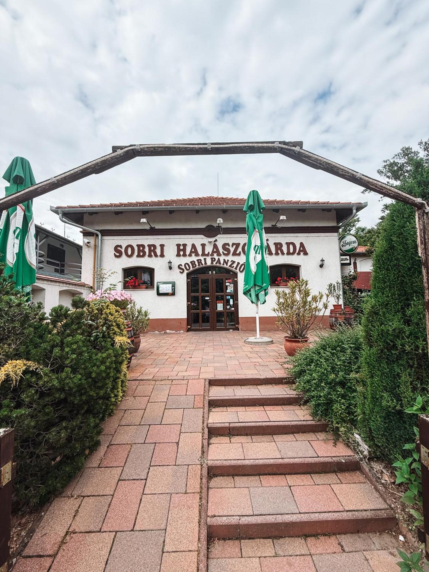 Sobri Halaszcsarda Es Panzio Бая Экстерьер фото