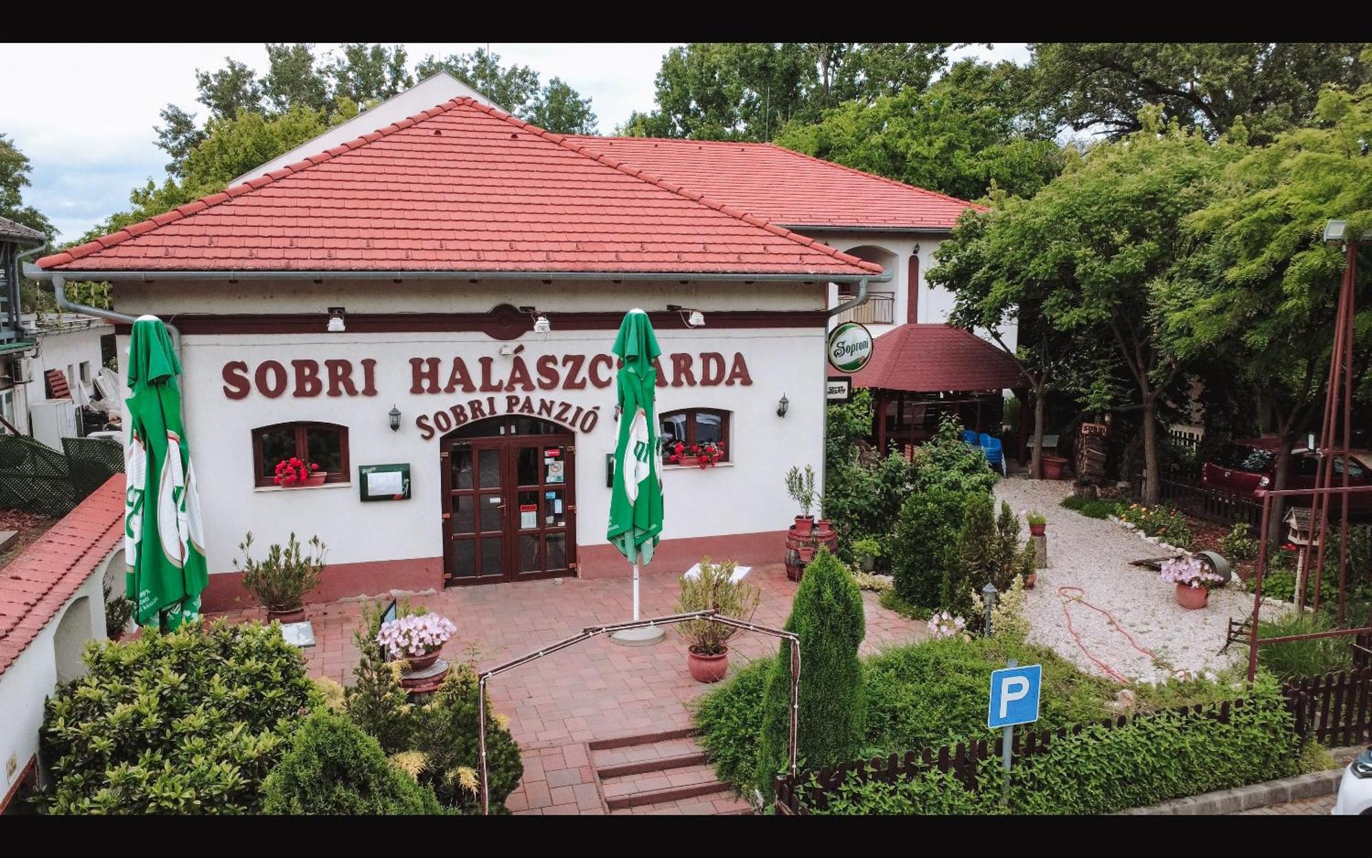 Sobri Halaszcsarda Es Panzio Бая Экстерьер фото